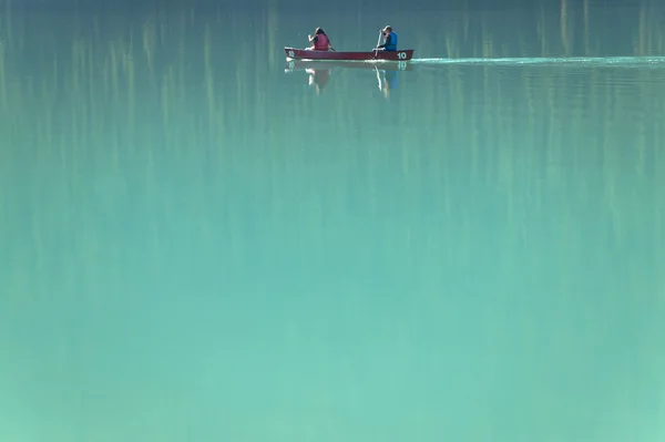 Kanufahren auf dem smaragdgrünen See. Britische Kolumbia. Kanada — Stockfoto