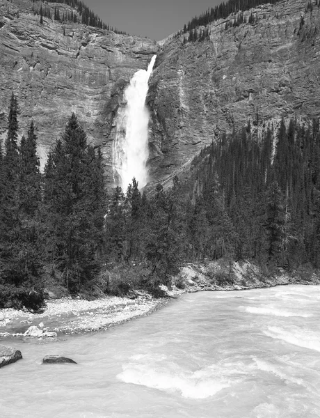 塔卡考瀑布在不列颠哥伦比亚省。加拿大 — 图库照片