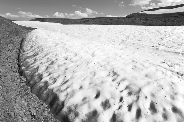 氷河でカナダの風景。氷原のパークウェイ。アルバータ州。ことができます。 — ストック写真
