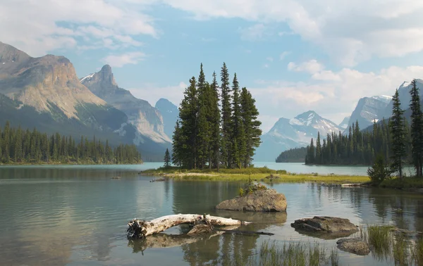 Paisaje canadiense con isla Spirit. Jasper. Alberta — Foto de Stock