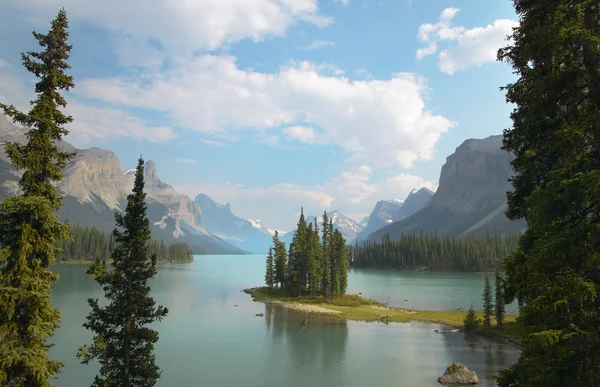 Peisaj canadian cu insula Spirit. Jasper. Alberta — Fotografie, imagine de stoc