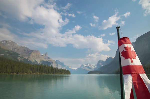 Καναδικό τοπίο με βουνά, Maligne λίμνη και σημαία. Άλμπερτ — Φωτογραφία Αρχείου