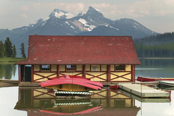 Canadian landscape with Maligne lake and canoes. Jasper. Alberta — Stock Photo, Image