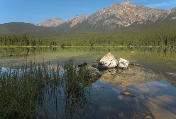 Paysage canadien au lac Pyraimd. Jasper. Alberta — Photo