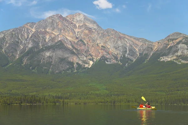 Paesaggio canadese con canoa nel lago Piramide. Alberta. Canada — Foto Stock