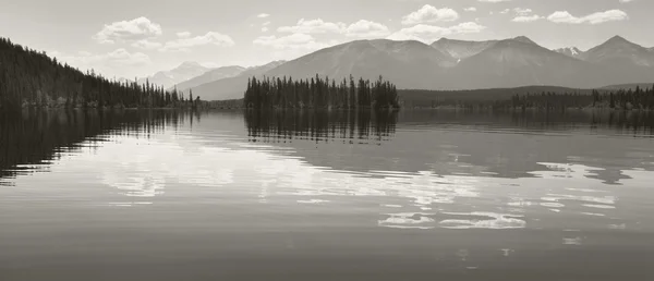 Kanadensiska landskap i Pyraimd sjön. Jasper. Alberta — Stockfoto