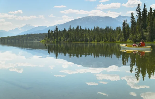 Paesaggio canadese con canoa nel lago Piramide. Alberta. Canada — Foto Stock