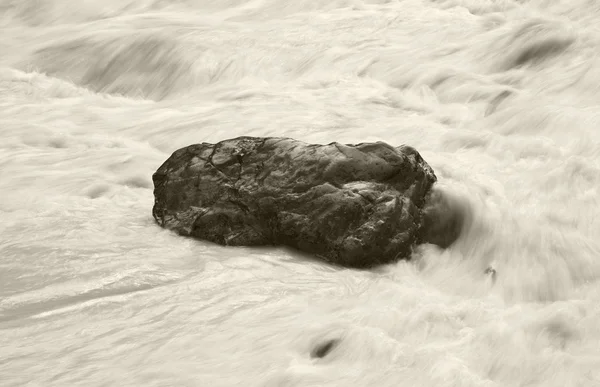 Kanadská krajina s rockem a vodou. Alberta. Kanada — Stock fotografie