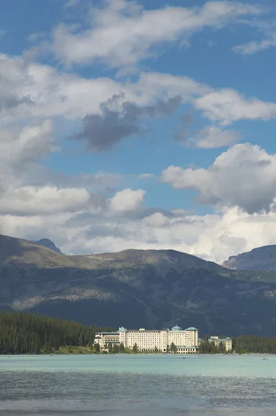 Paisaje canadiense en el lago Louise con hotel. Alberta. Canadá — Foto de Stock