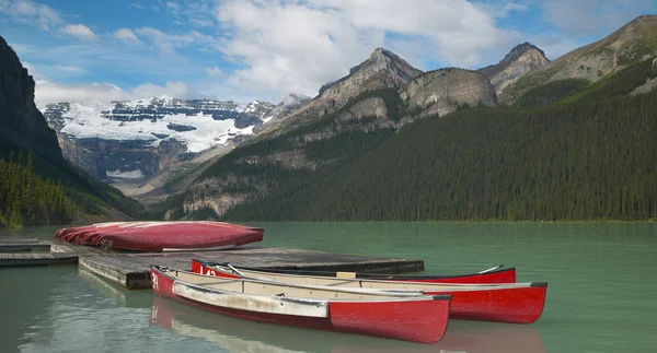 Canadian landscape in Lake Louise with canoes. Alberta. Canada — Stock Photo, Image