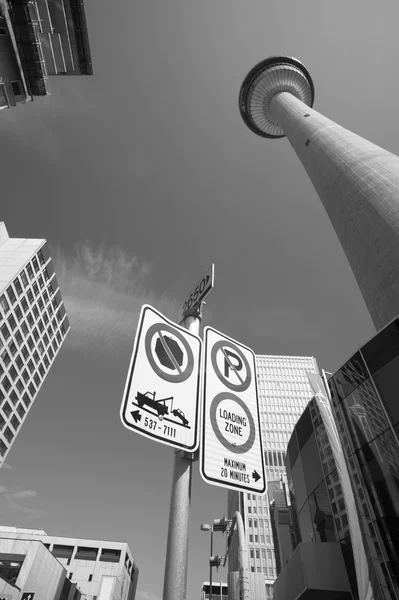 Vista del centro de Calgary con torre de transmisión en Alberta. Canadá —  Fotos de Stock