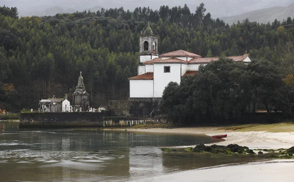 Krajobraz z cmentarza i rzeki w Barro, Asturii. Hiszpania — Zdjęcie stockowe