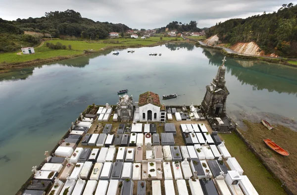 Landskap med kyrkogården och river i Barro, Asturien. Spanien — Stockfoto