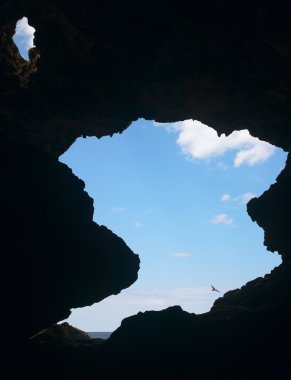 Akdeniz kıyılarında Valencia doğal mağara ile. Alicante, Spa