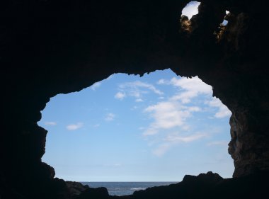 Akdeniz kıyılarında Valencia doğal mağara ile. Alicante, Spa
