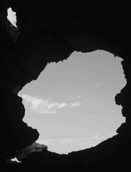 Costa mediterránea con cueva natural en Valencia. Alicante, Spa — Foto de Stock