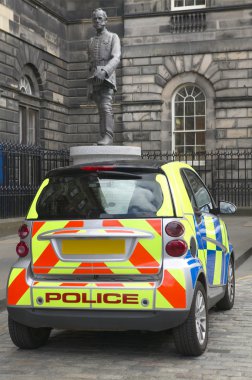 Eski bina ile Edinburgh City polis aracı