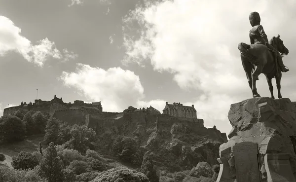 Vista panorâmica do Castelo de Edimburgo e do monumento Royal Scott Greys — Fotografia de Stock