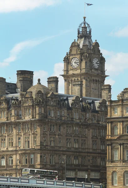 Edinburgh downtown with antique building and bridge. Scotland. U — Stock Photo, Image