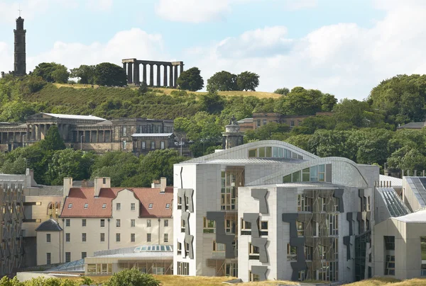 Edinburgh city view mit parlament und regentengarten. Schottland. — Stockfoto