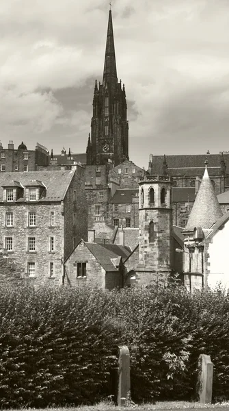 St. Johns church tower and antique buildings. Edinburgh. UK — Stock Photo, Image