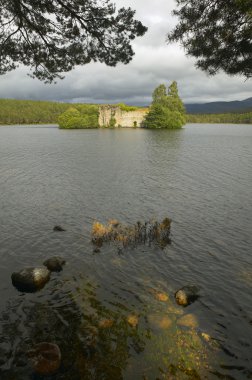İskoç yatay, göl ve orman