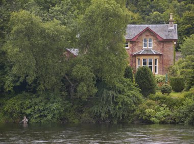 İskoç manzara nehir, orman, balıkçı ve eski ev ile
