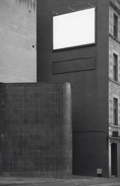 Facciata dell'edificio con manifesto pubblicitario, spazio vuoto — Foto Stock