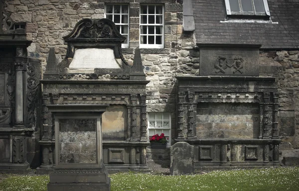 Antika fasader och kyrkogården i Edinburgh city downtown. Scotlan — Stockfoto