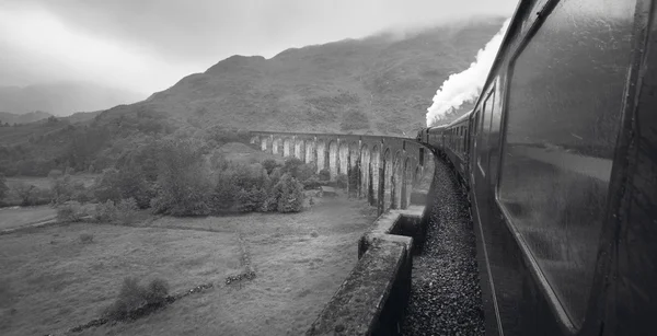 Tren de vapor escocés pasando un puente clásico — Foto de Stock