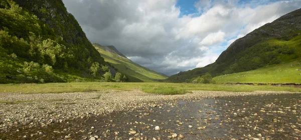 Шотландский пейзаж с долиной, горами и рекой — стоковое фото