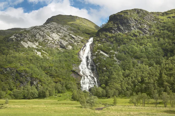 Paisaje escocés con bosque, montaña y cascada — Foto de Stock