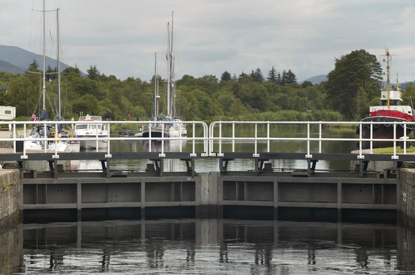 Canal de Caledonia con veleros y esclusa en Escocia —  Fotos de Stock