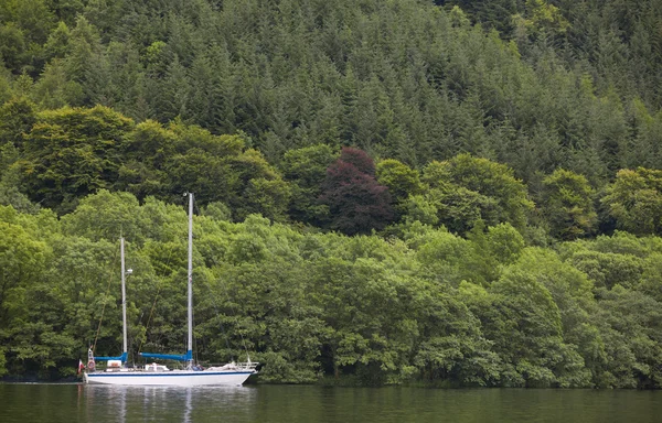 Caledonisch Kanaal met zeilboot en bos in Schotland — Stockfoto