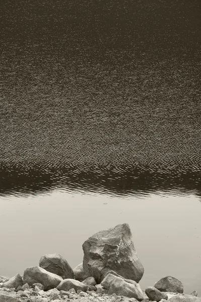 Paisagem escocesa com loch e rochas em um dia chuvoso — Fotografia de Stock