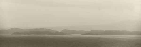 Пейзаж береговой линии на острове Скай. Дождливый день. Шотландия. UK — стоковое фото