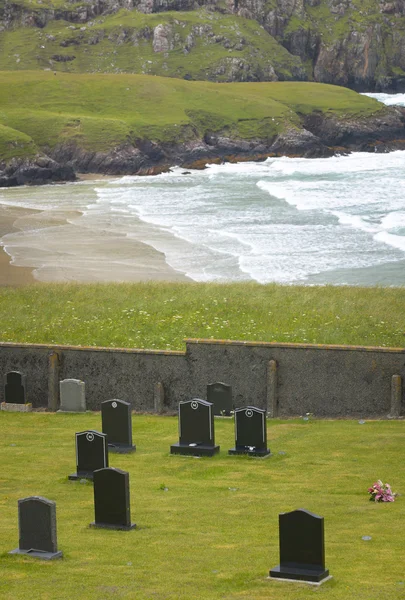 Skotská krajina s hřbitovem a pobřeží. Skotsko. Velká Británie — Stock fotografie