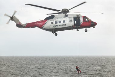 Sahil Güvenlik kurtarma helikopter ekibi içinde hareket. İskoçya. İngiltere