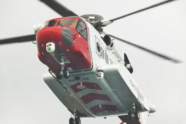 Rettungshubschrauber der Küstenwache im Einsatz. Schottland. uk — Stockfoto