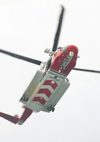 Kustwacht rescue helikopter in actie. Schotland. Verenigd Koninkrijk — Stockfoto