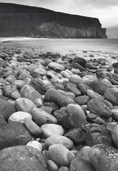 Paisaje escocés en Orcadas. Hoy playa de guijarros. Escocia — Foto de Stock