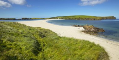 Tombolo ve plaj Bigton ve St Ninian. Shetland. İskoçya