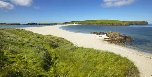 Tombolo e praia em Bigton e St Ninian. Shetland. Escócia — Fotografia de Stock