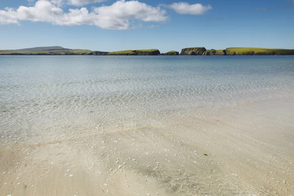 Skotská krajina s pláží na Shetlandských ostrovech. Skotsko. Velká Británie — Stock fotografie