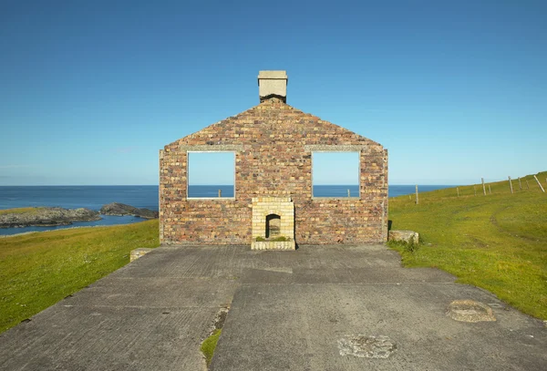 Schotse landschap met verlaten huis in Shetland. Schotland — Stockfoto