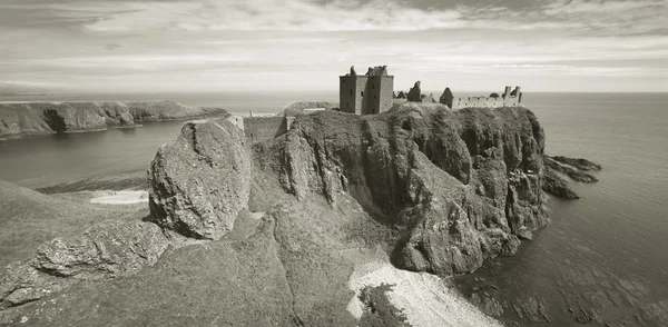 Dunnottar castelo ruínas na costa escocesa. Stonehave. Scotlan... — Fotografia de Stock