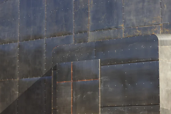 Metallplatten in einer modernen Gebäudefassade — Stockfoto