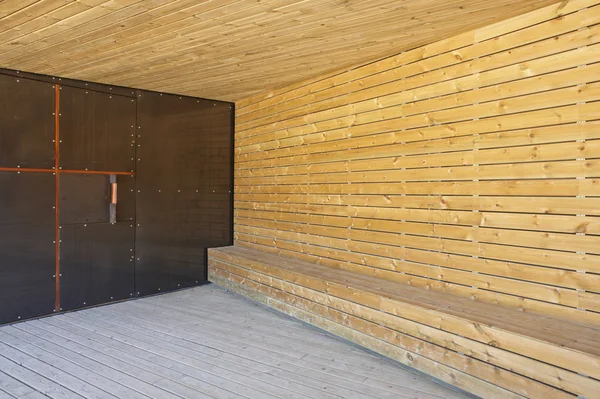 Металлический и деревянный вход в здание с крышей — стоковое фото