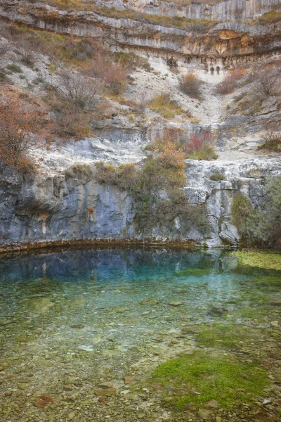 Landskap med naturligt källvatten i Covanera. Burgos. Spanien — Stockfoto