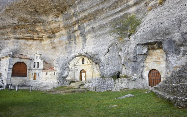 동굴에 있는 고 대 채 플. Ojos 드 Guarena입니다. 부르 고 스입니다. 스페인 — 스톡 사진